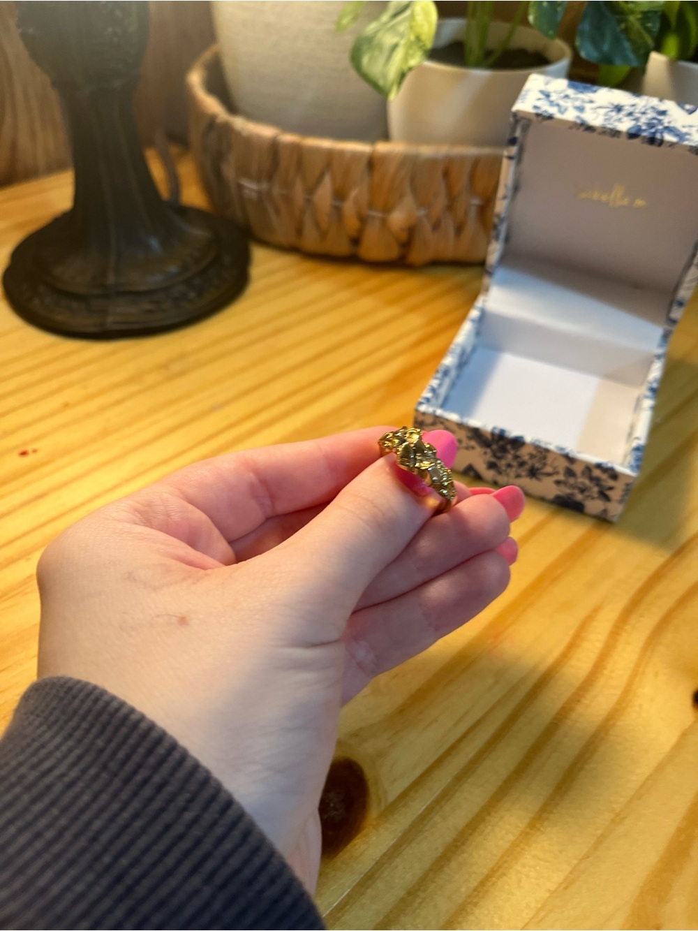 gold ring - Picture 2 of 2